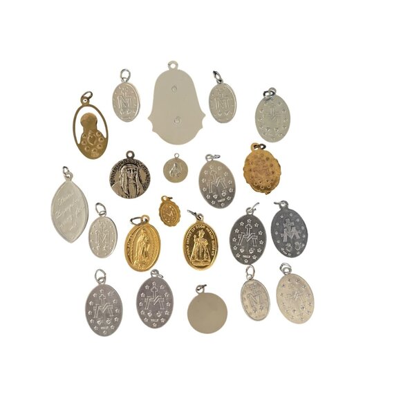 VTG Lot Of 21 Religious Medals Pendants Various Sizes Gold Silver Tone - Picture 4 of 4